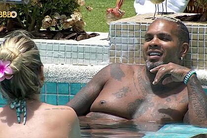 Rodriguinho olha sorrindo para Yasmin na piscina do BBB 24