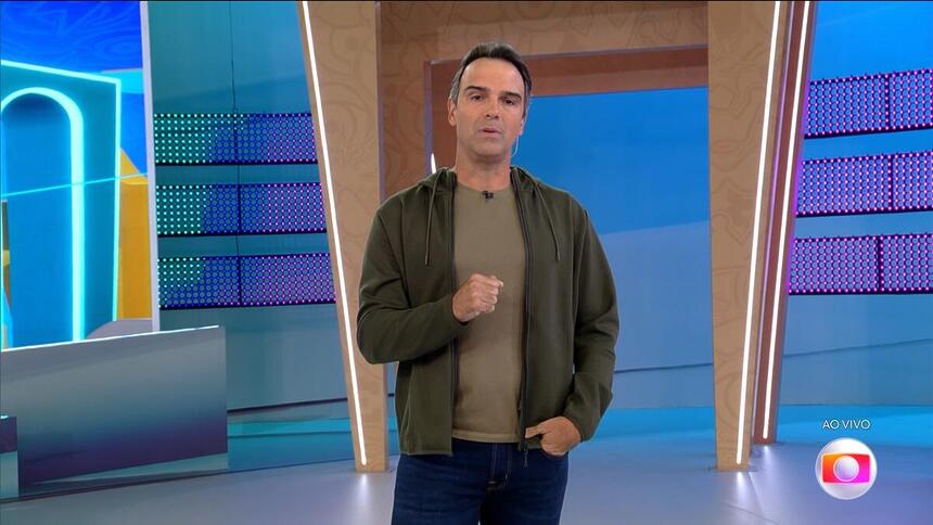 Tadeu Schmidt apresentando o BBB 24 que estreou na liderança de audiência da TV Globo