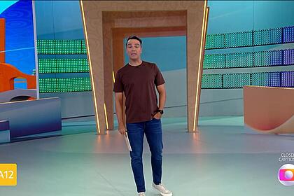 Tadeu Schmidt no cenário do BBB 24 apresentando a Prova do Líder