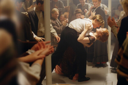 Jack dança com Rose dentro do Titanic em cena do filme