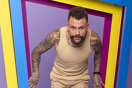 Vinicius com olhar sério em divulgação do BBB 24