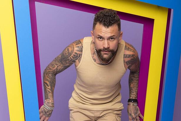 Vinicius com olhar sério em divulgação do BBB 24