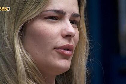Yasmin Brunet sentada no sofá da sala do BBB 24