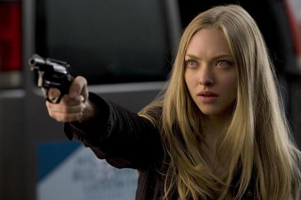 Amanda Seyfried em cena do filme 12 horas
