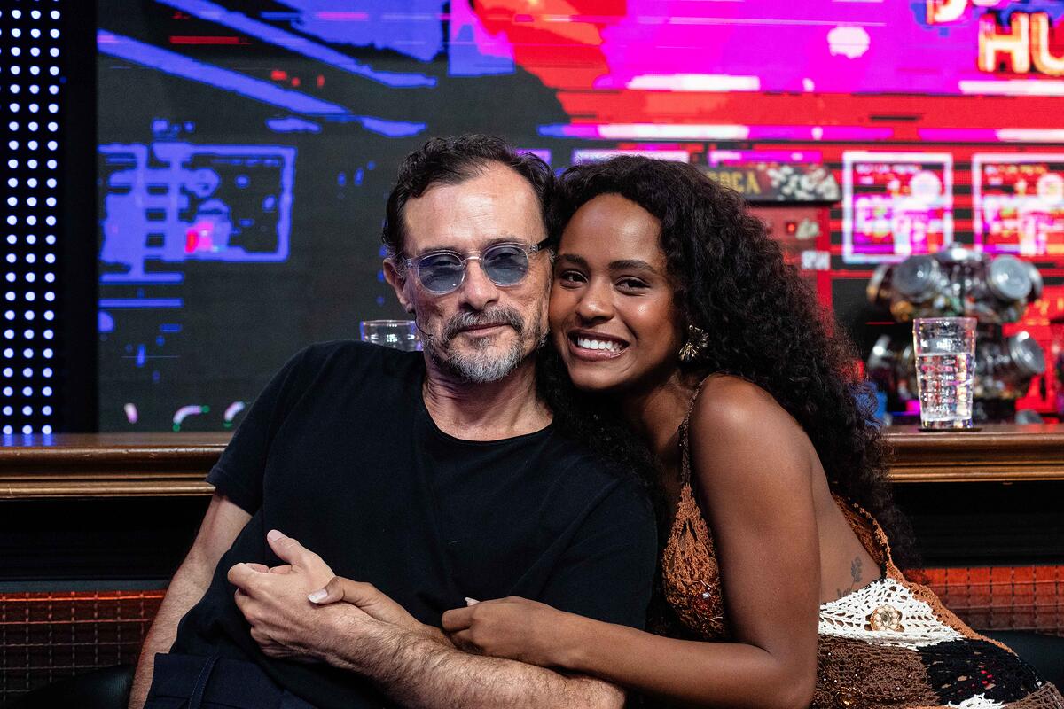 Enrique Diaz e Duda Santos no placo do Domingão com Huck, da Globo
