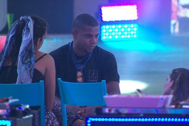 Davi, Alane e Beatriz em conversa na festa do BBB 24