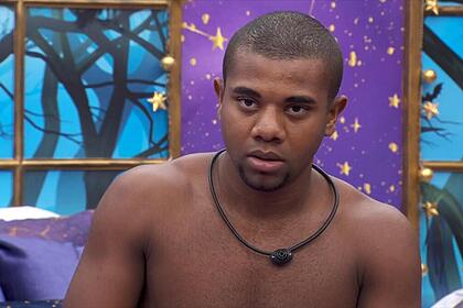 Davi, sem camisa, em conversa no Quarto Magia do BBB 24