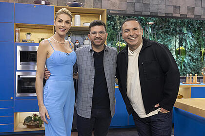 Ana Hickmann, Guga Rocha e Reinaldo Gottino se abraçam no cenário do Hoje em Dia