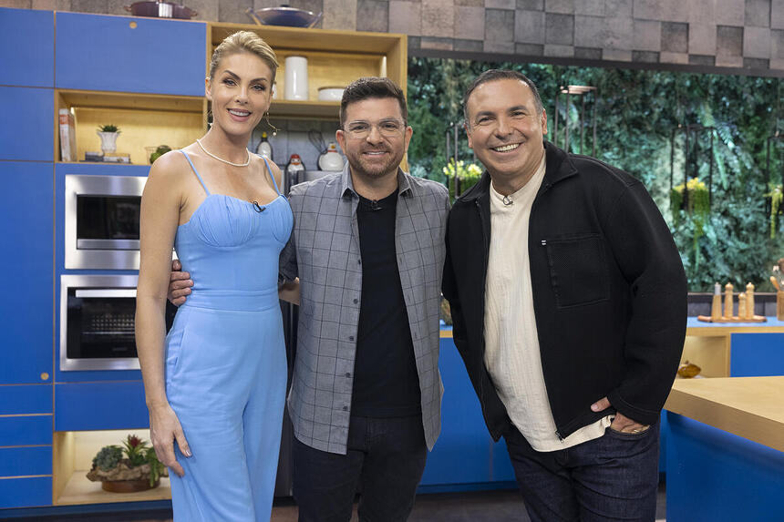 Ana Hickmann, Guga Rocha e Reinaldo Gottino se abraçam no cenário do Hoje em Dia