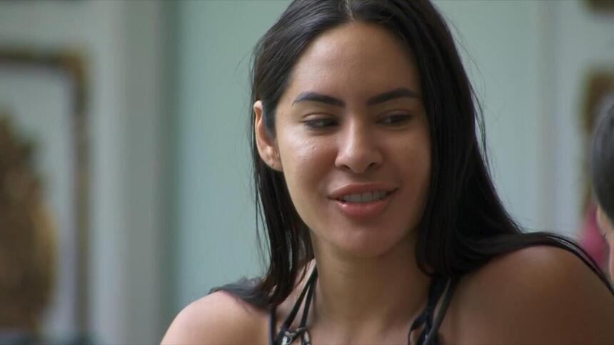 Isabelle em conversa na área externa do BBB 24