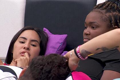 Isabelle e Raquele em conversa no Quarto do Líder do BBB 24