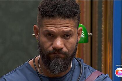 Juninho triste na sala do BBB 24