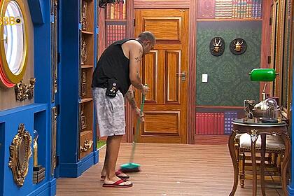 MC Bin Laden varrendo e fazendo uma limpeza na sala do BBB 24