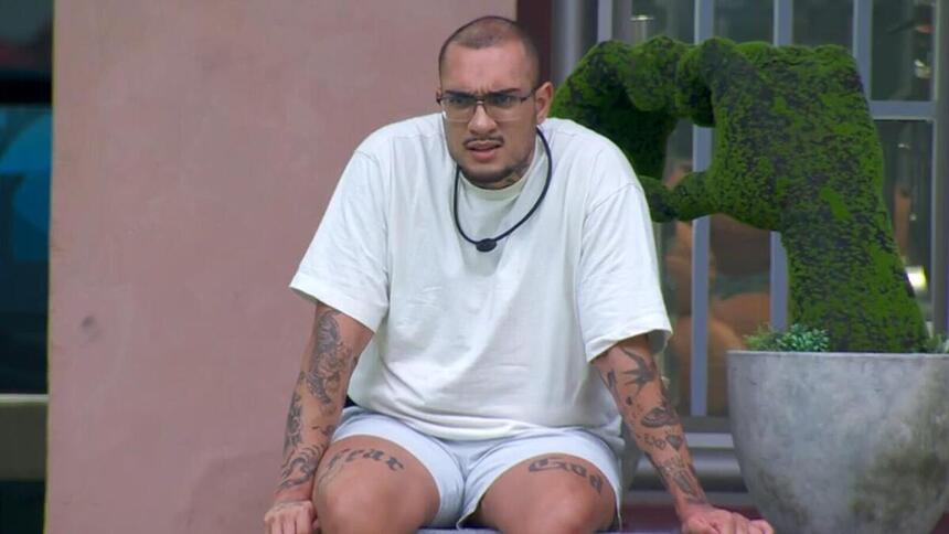 MC Bin Laden sozinho na área externa do BBB 24