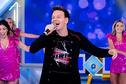 Michel Teló cantando no palco do Domingo Legal
