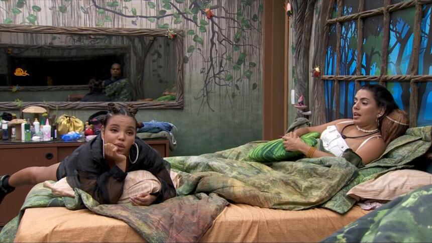 Pitel e Fernanda em conversa na cama do Quarto Gnomo do BBB 24