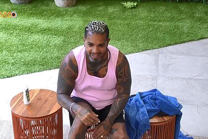 Rodriguinho em conversa na área externa do BBB 24