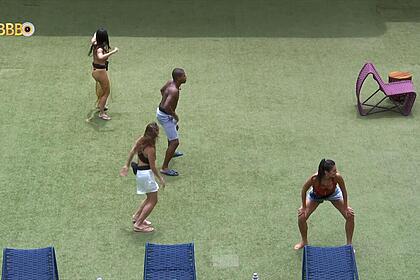 Alane, Beatriz, Davi e Isabelle dançando na área externa do BBB 24