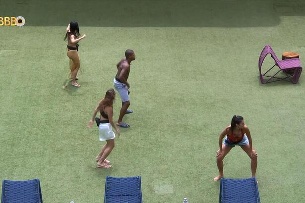 Alane, Beatriz, Davi e Isabelle dançando na área externa do BBB 24