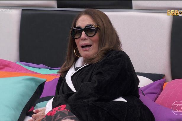 Susana Vieira sentada na cama do líder do BBB 24