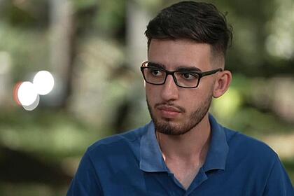 Vítor de blusa polo azul em trecho de entrevista ao Domingo Espetacular