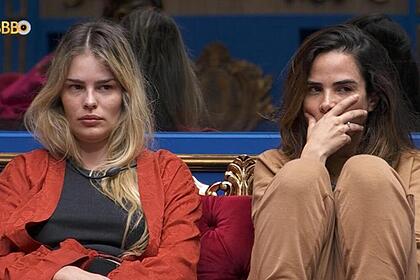 Wanessa Camargo e Yasmin Brunet sentadas no sofá da sala, durante a fila do Raio-X no BBB 24