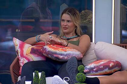 Yasmin Brunet em conversa na área externa do BBB 24