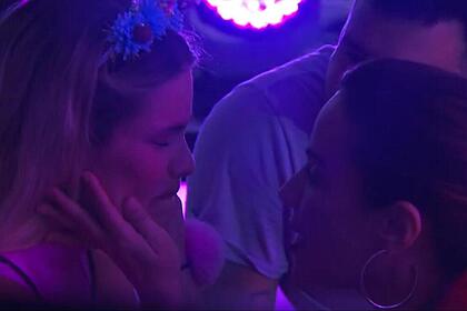 Yasmin chorando e sendo consolada por Wanessa e Lucas no BBB 24