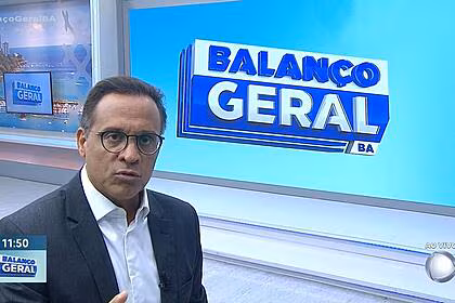 José Eduardo olha para a câmera no cenário do Balanço Geral BA