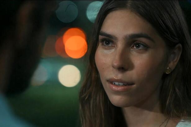 Buba olha para José Venâncio em cena da novela Renascer