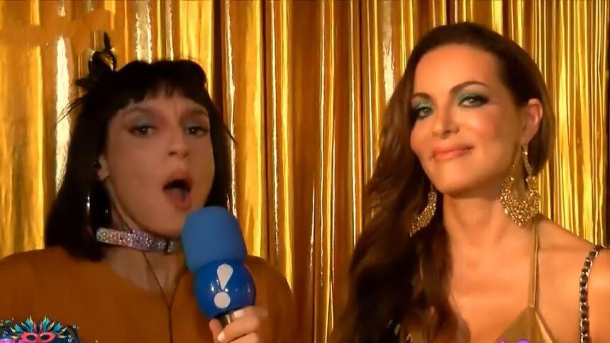 Fernanda Siqueroli de boca aberta falando com Carla Prata