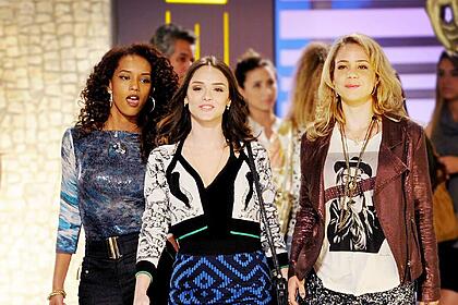 Cida ( Isabelle Drummond ), Rosário ( Leandra Leal ) e Penha ( Taís Araújo ) chegam na quase falida Galerie causando alvoroço