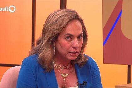 Cissa Guimarães olha sério para a câmera do Sem Censura da TV Brasil