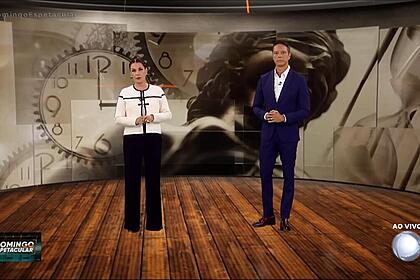 Carolina Ferraz e Sergio Aguiar no centro do cenário do Domingo Espetacular