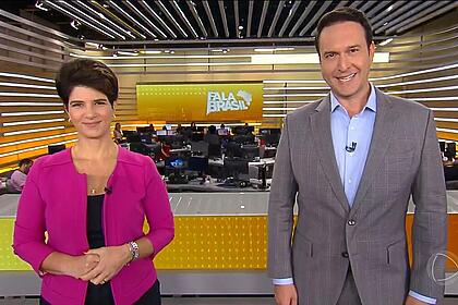 Mariana Godoy e Eduardo Ribeiro sorridentes no cenário do Fala Brasil, da Record