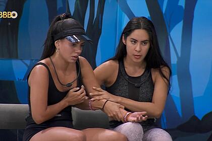 Fernanda coloca a mão no peito e é socorrida por Isabelle no BBB 24