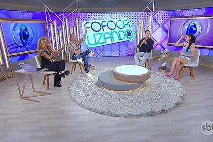 Cariícha, Leo Dias, Gabriel Cartolano Gaby Cabrini no cenário do Fofocalizando