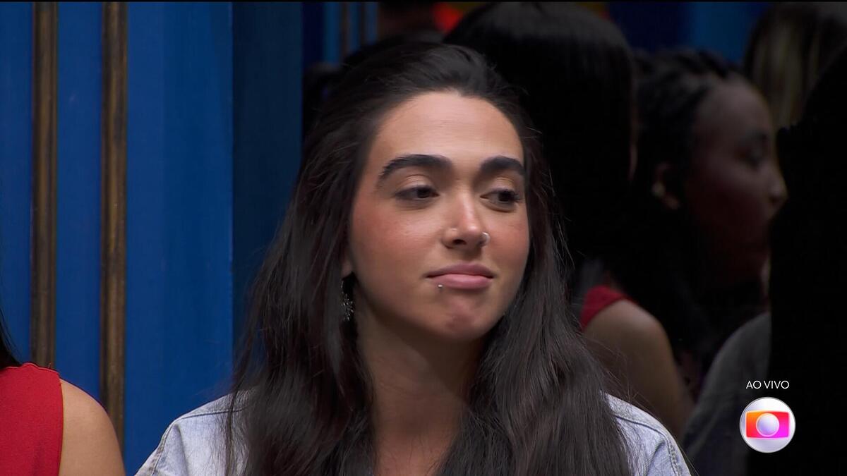 Giovanna olha para Michel