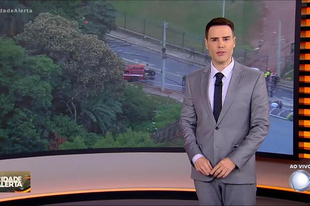 Luiz Bacci chama repórter ao vivo direto de local de acidente no Cidade Alerta