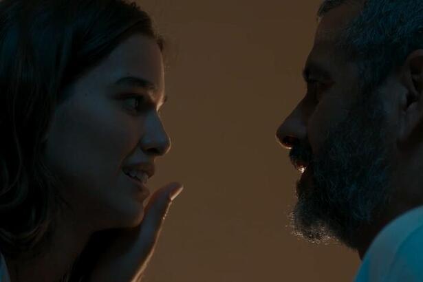 Mariana e José Inocêncio quase se beijam