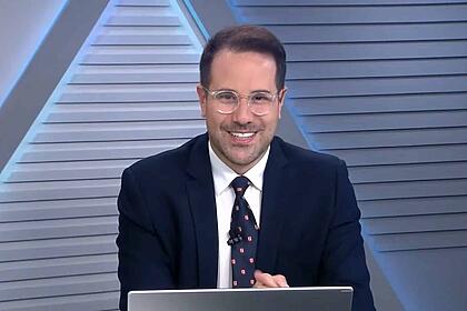 Paulo Mathias no cenário do 3 em 1, da Jovem Pan