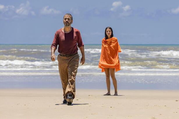 José Inocêncio (Marcos Palmeira) e Mariana (Theresa Fonseca) saem do mar.