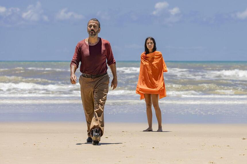 José Inocêncio (Marcos Palmeira) e Mariana (Theresa Fonseca) saem do mar.