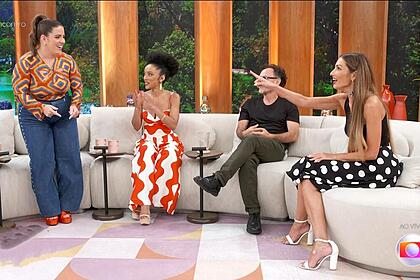 Tati Machado se levanta do sofá do Encontro