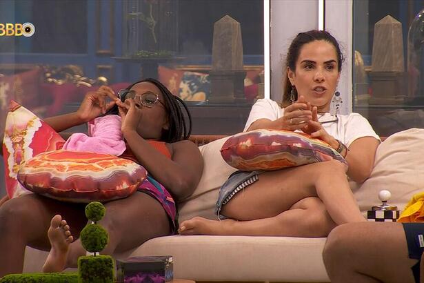 Wanessa Camargo ao lado de Leidy Elin falando de Davi na área externa do BBB 24