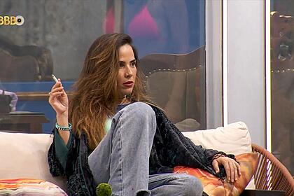 Wanessa Camargo fumando na área externa do do BBB 24