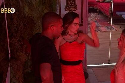 Wanessa Camargo fuma enquanto Davi conversa com ela na porta da sala do BBB 24