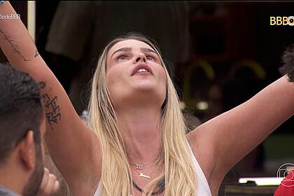 Yasmin com os braços levantados na briga com Alane