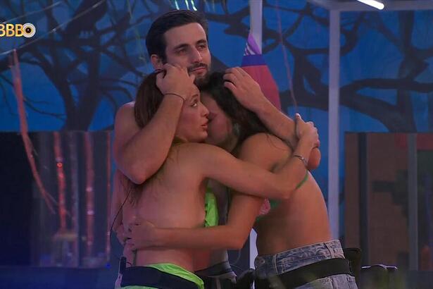 Alane, Beatriz e Matteus abraçados na festa do BBB 24