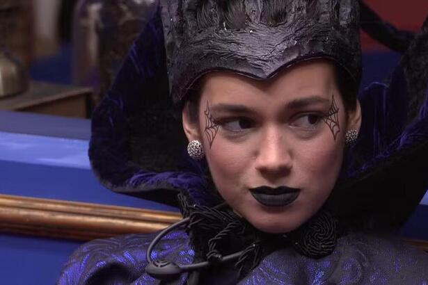 Alane, vestida com a roupa do mosntro de bruxa, no BBB 24